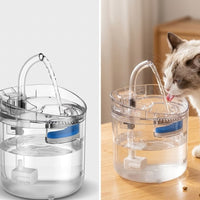 Gato bebiendo de la fuente de agua automática